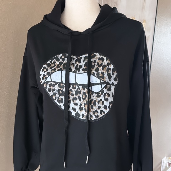Leopard print lips hooded French terry hooded sweatshirt - Picture 10 of 10